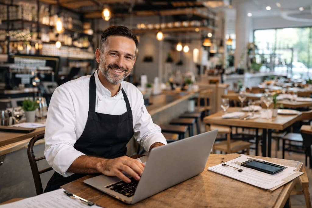 Chef o dueño de restaurante gestionando su negocio con herramientas digitales